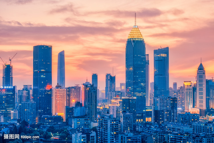 夕陽晚霞映照下的武漢城市夜景